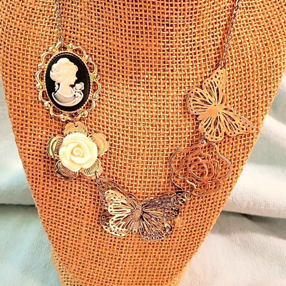 Butterflies, Roses🌹 & a Cameo Necklace